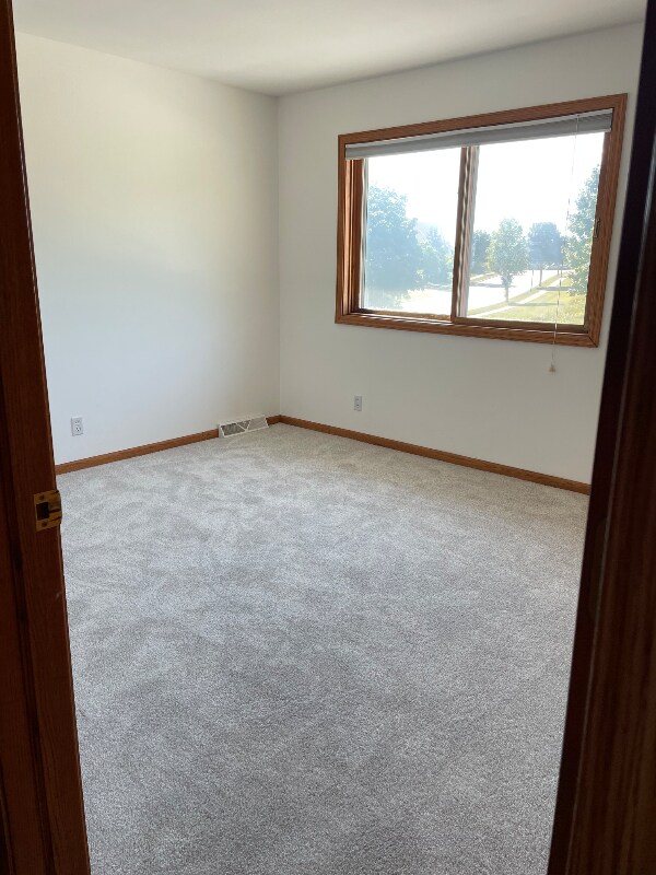 Building Photo - 560 Foxtail Dr