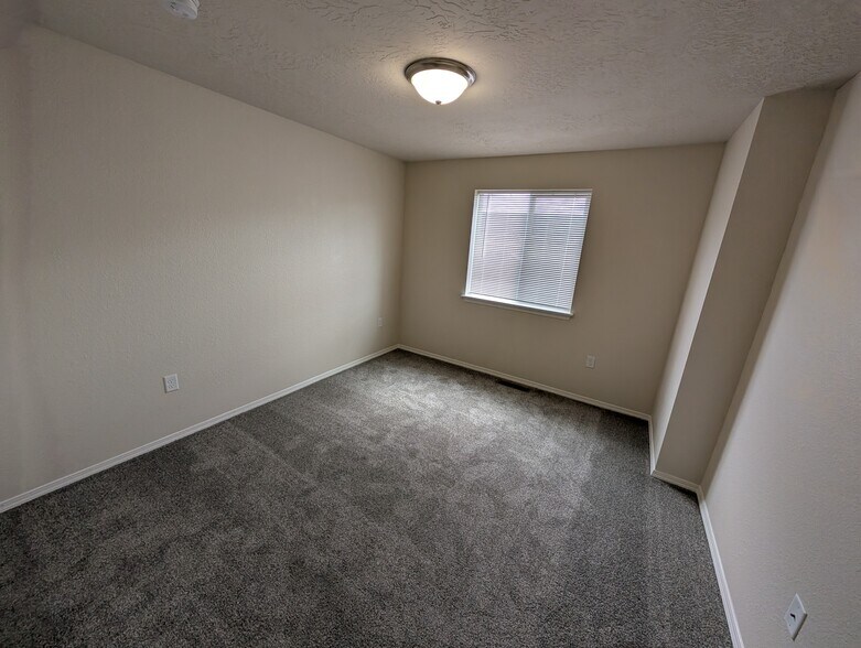 Building Photo - 1360 S Edgewater Cir