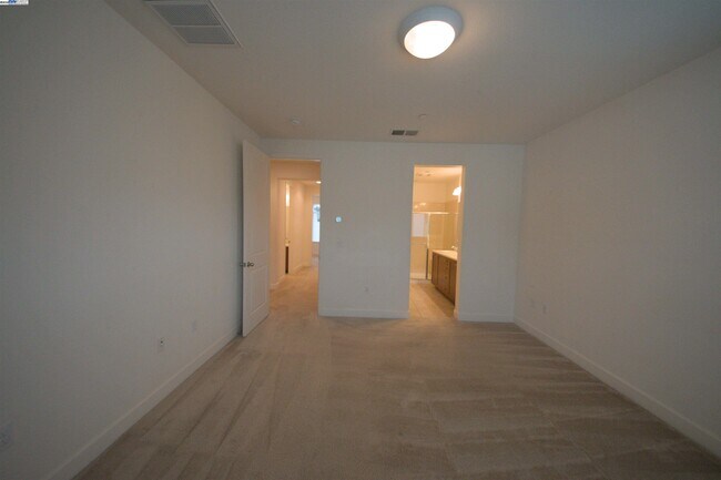Building Photo - 5530 Esprit Way
