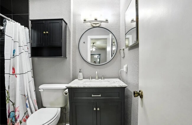 Building Photo - 3 BED 2 BATH! Schedule a tour today!