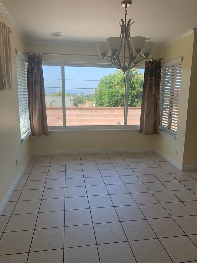 Building Photo - Gorgeous Two Story /Five Bedrooms in Burbank With Fantastic Views!!!