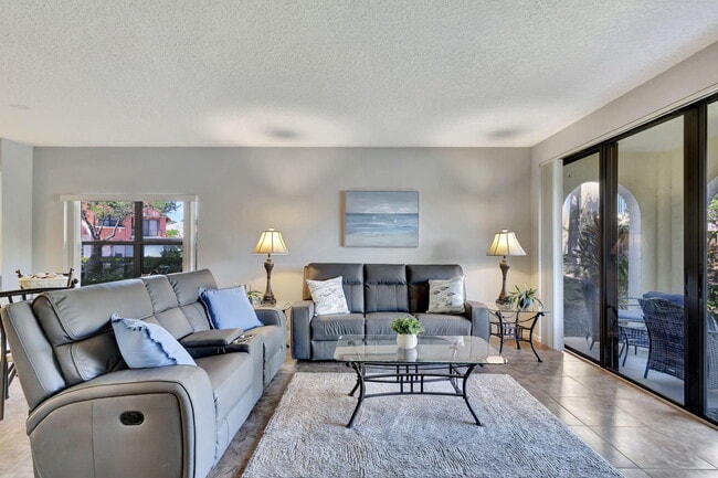 Building Photo - 300 Uno Lago Dr