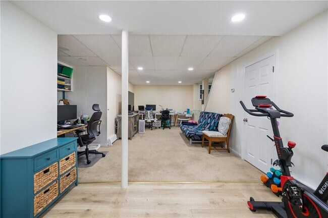 Building Photo - 61 School St