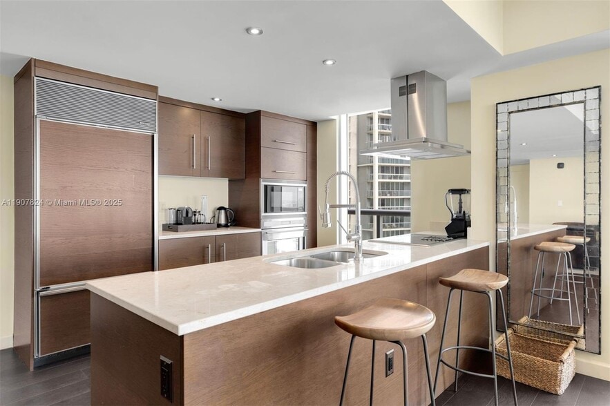 Building Photo - 495 Brickell Ave