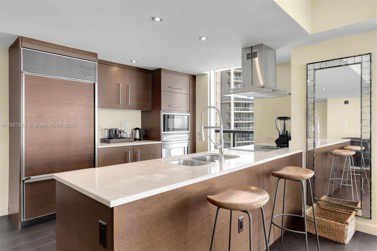 Building Photo - 495 Brickell Ave