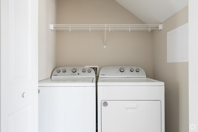 1BR, 1BA - 630SF - ADA - Royal Oak Apartments