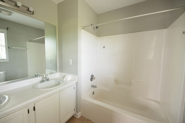 Building Photo - Charming 3 bedroom 2 bath ranch style home in Greensboro with covered front porch!