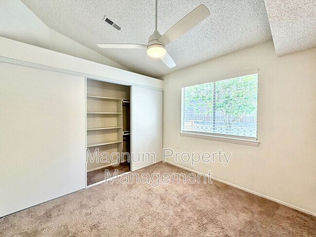 Building Photo - 45680 Clubhouse Dr