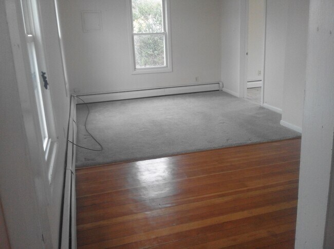 Living Room - 119 Thames St