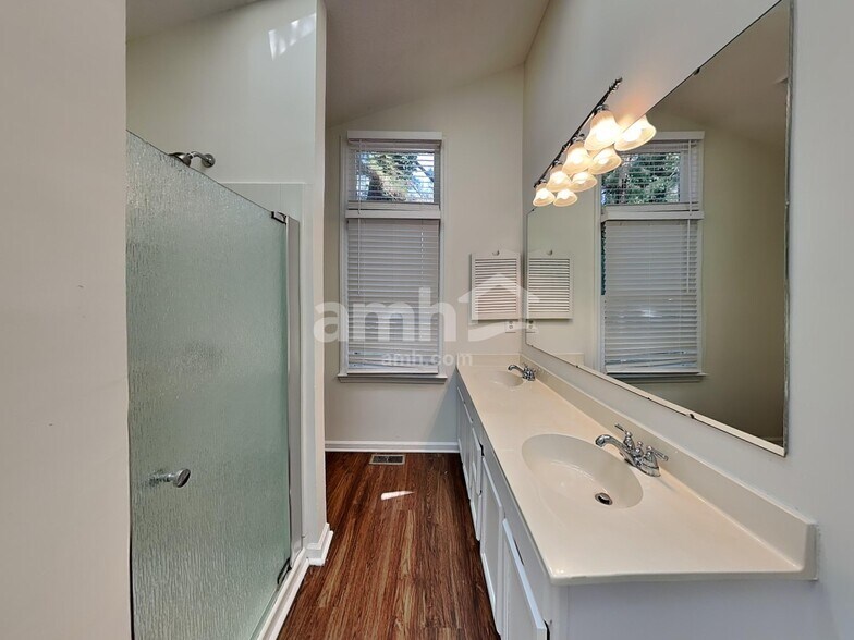 Building Photo - 2601 Briar Ridge Dr