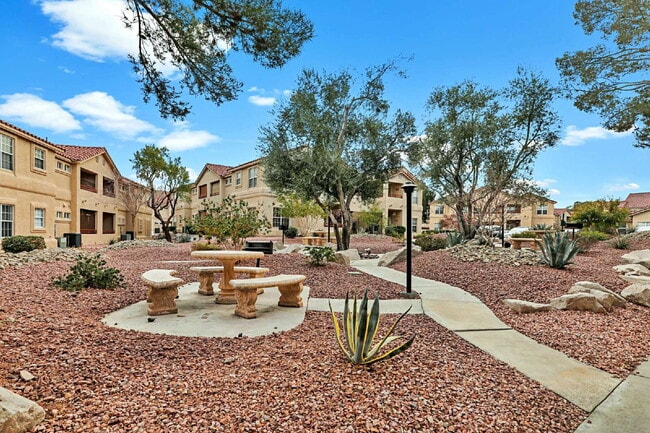 Building Photo - Spacious 1st floor condo in Henderson