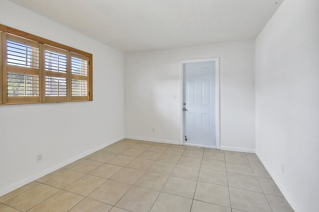 Building Photo - Las Brisas