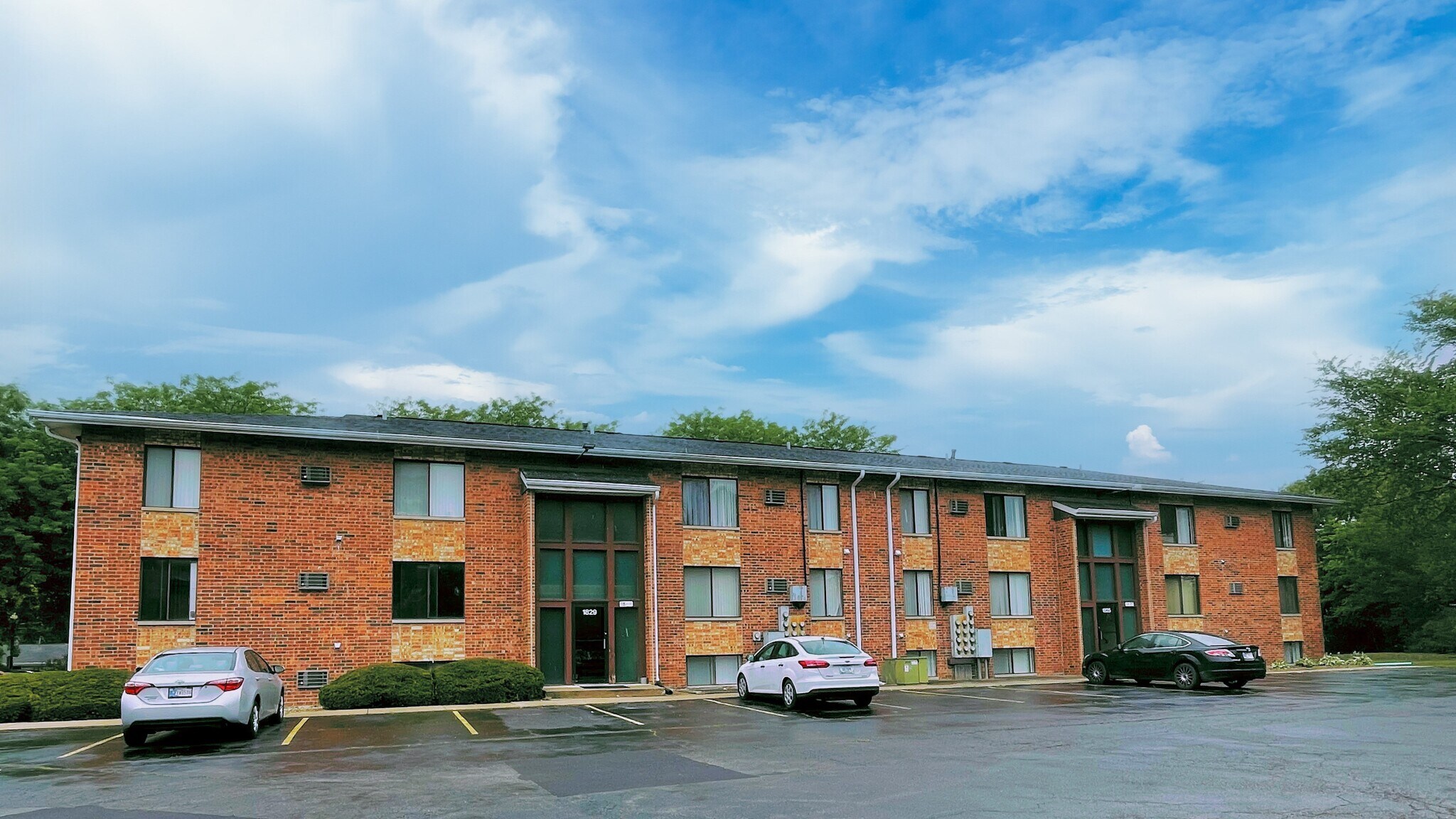 Camelot Apartments - 1905 Austin Ave