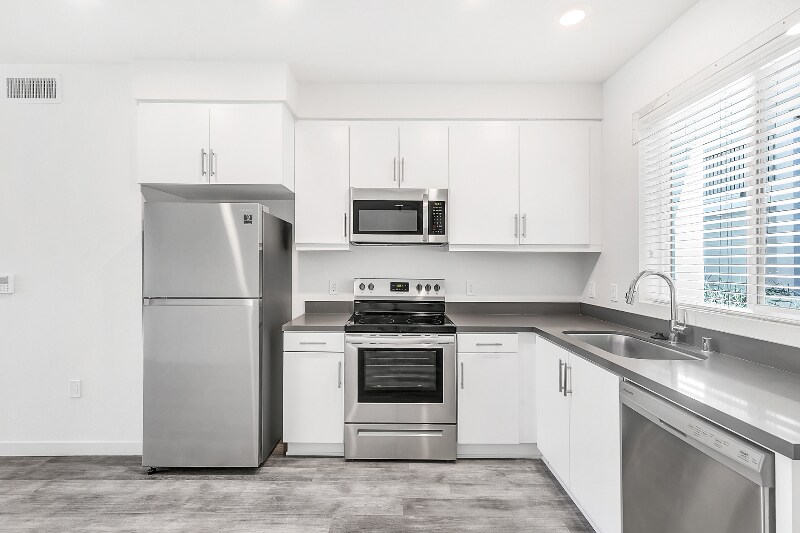 Building Photo - 1249 W 39th Pl