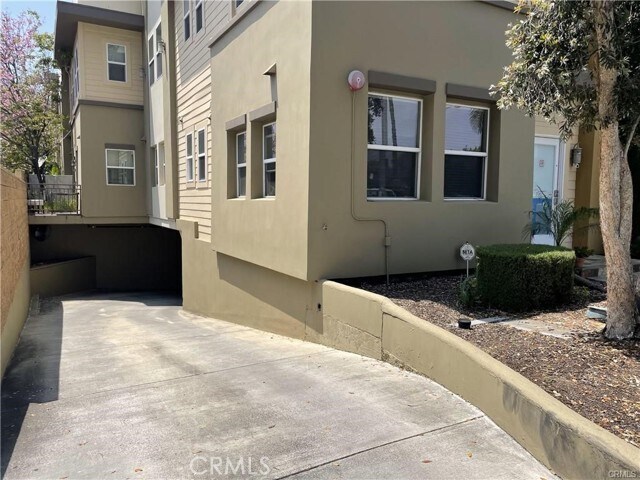 Building Photo - 441 N Los Robles Ave