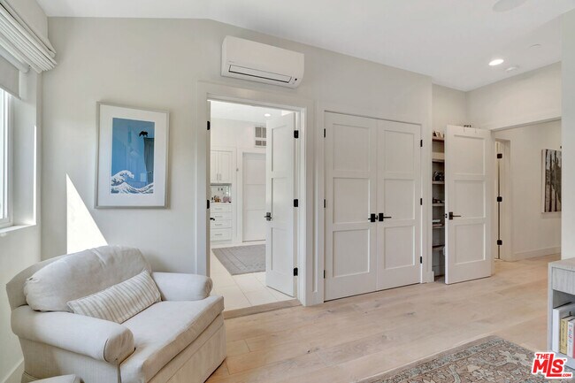 Building Photo - 3859 Rambla Pacifico St