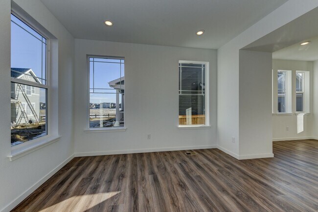 Building Photo - Beautiful 4 bed, 3 bath Townhome with 2 car garage ready for move in!