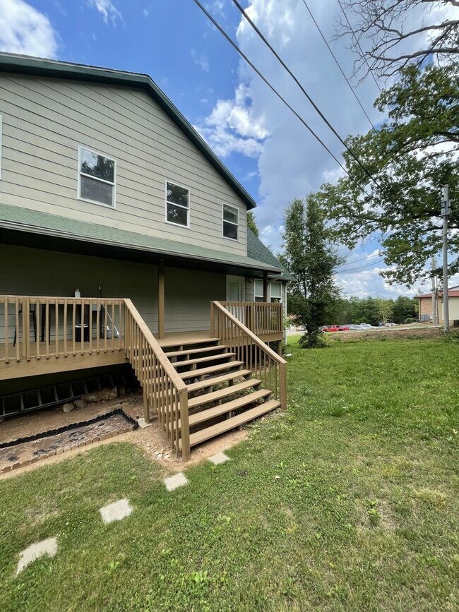 Building Photo - This 3 Bedroom Basement Duplex in Ozark is...