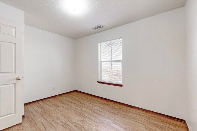 Building Photo - FOOTHILLS 3/BD 2.5/BA 2-STORY