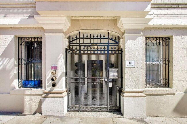 Building Photo - 860 Bush St