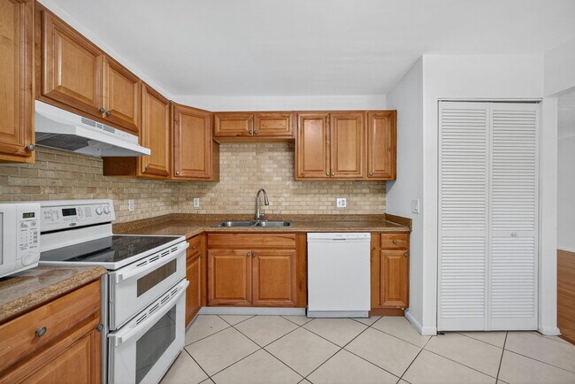 Building Photo - 1580 Montauk Dr