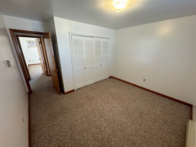 Building Photo - 2 Bed Single Level Apartment