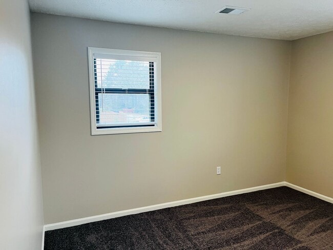 Building Photo - 1075 Eastview Rd NE