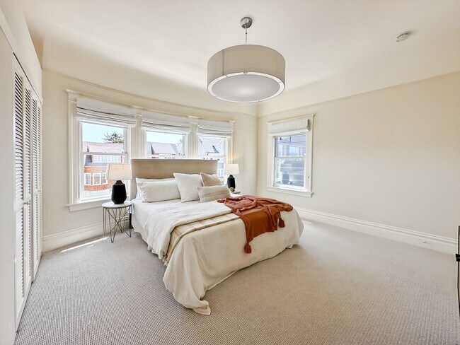 Building Photo - Beautiful 4BR+/3.5BA Edwardian Single-Fami...