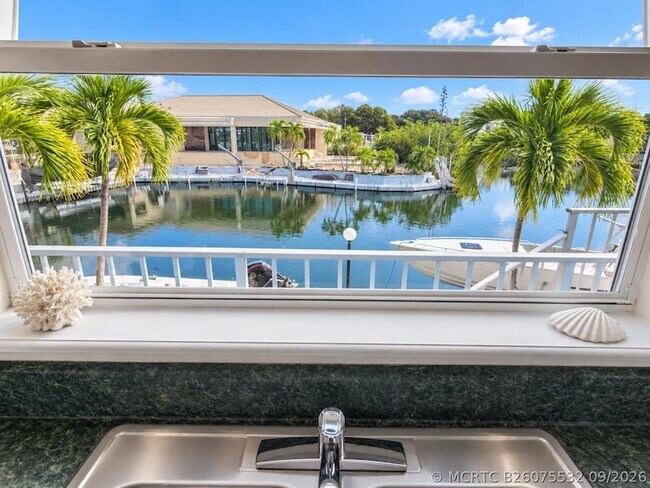 Building Photo - 932 Tropical Ln