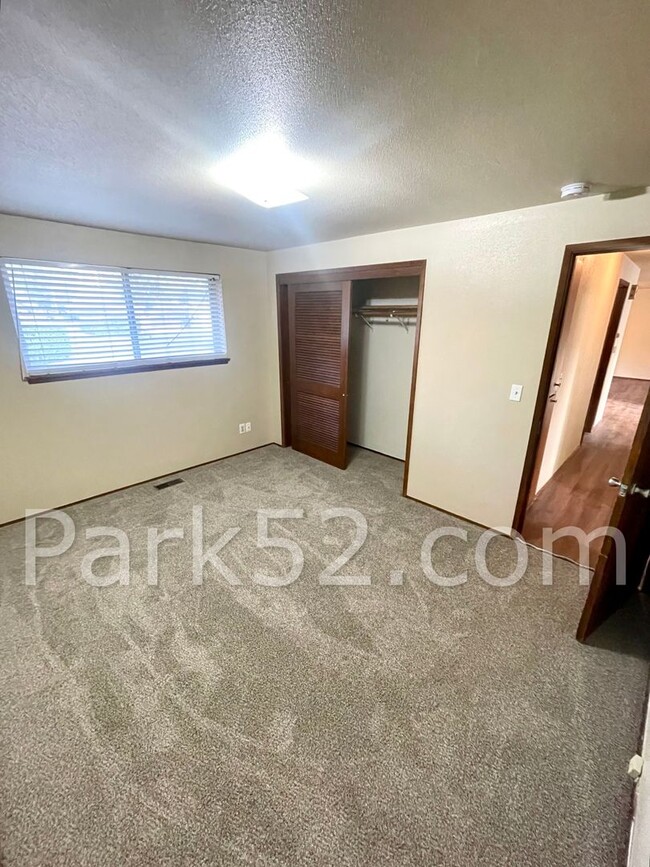 Building Photo - 3 Bedroom Rambler in Lakewood!