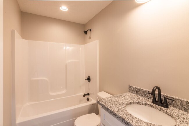 Building Photo - 725 Oak St