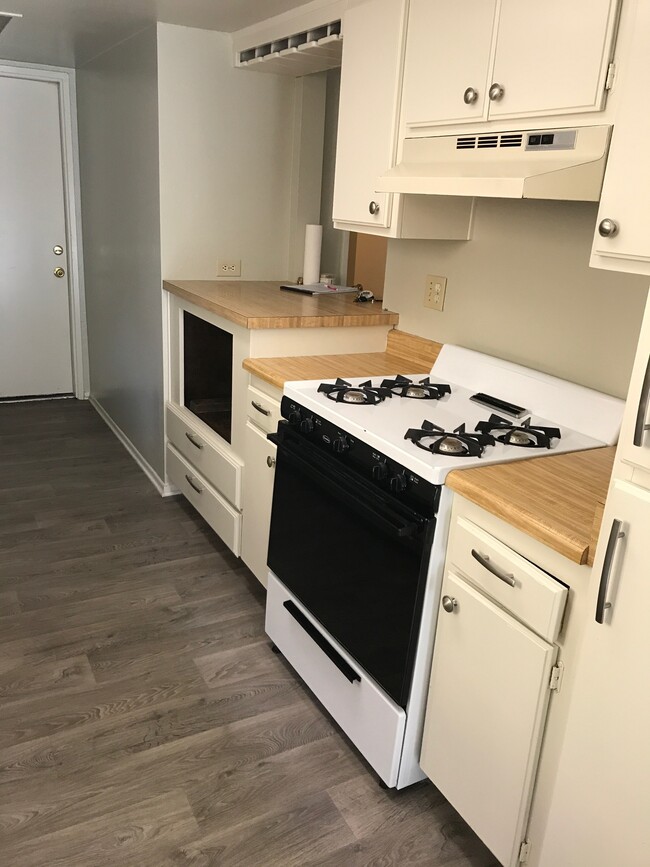 Building Photo - 440 W Santa Barbara St