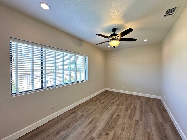 Building Photo - 4 Bedroom Home on Half Acre Lot