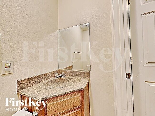 Building Photo - 811 W Lynn Creek Dr