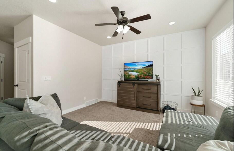 Building Photo - 203 W Silver Springs Dr