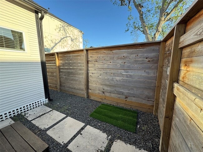 Building Photo - 1033 Adele St