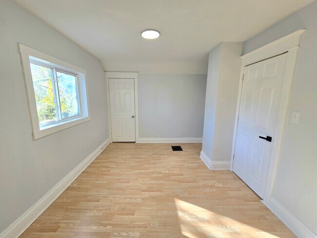 Building Photo - 324 Rosewood Ave