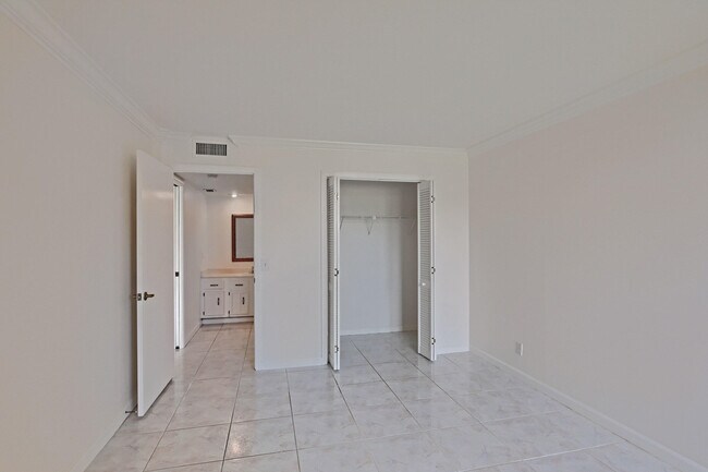 Building Photo - 5390 Woodland Lakes Dr