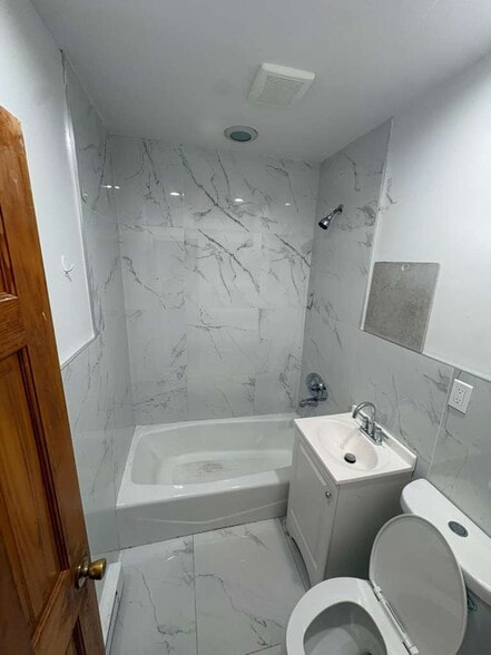 Building Photo - 8 Delano Grove