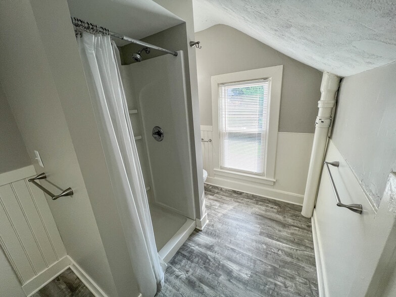 Building Photo - 710 Morris Ave SE