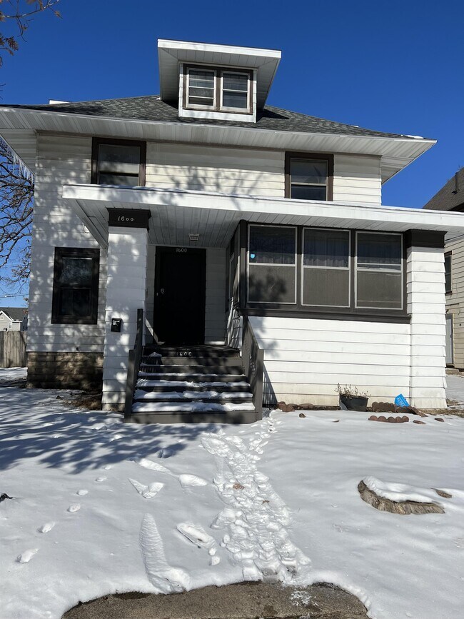 Primary Photo - 1600 B Ave NE