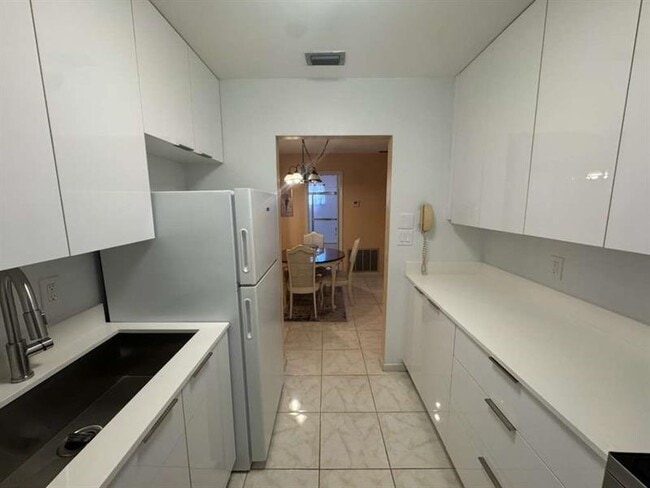 Building Photo - 348 S Federal Hwy