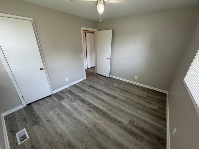 Building Photo - For Lease - 3 Bed, 1 Bath, 1350 Sqft, 0.27...