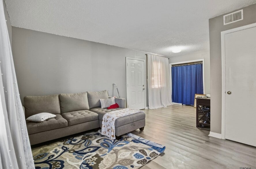 Living room - 1128 Dimarco St