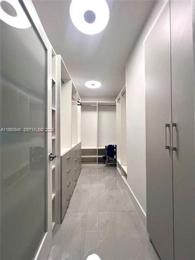 Building Photo - 100 Bayview Dr
