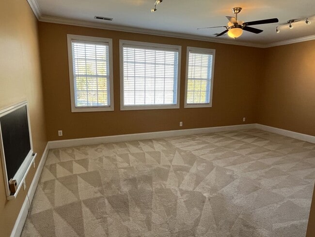 Building Photo - Stunning 6 Bedroom home in South Charlotte...