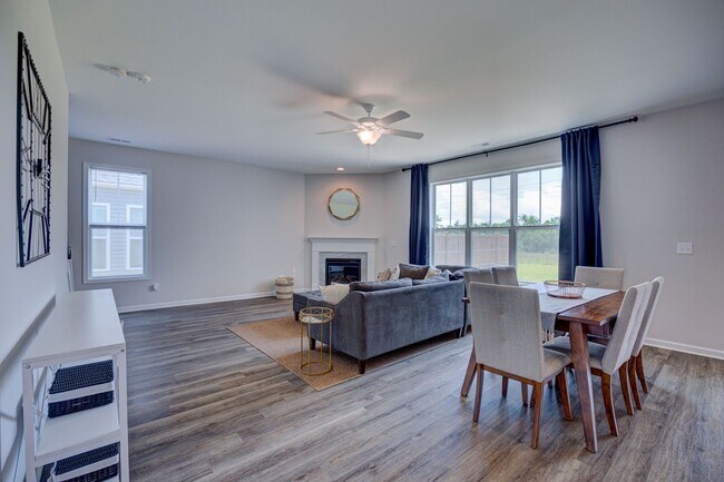Building Photo - Luxurious 3 bedrooms 2.5 bath home in Nort...