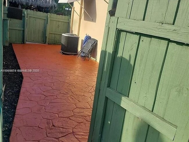 Building Photo - 6117 SW 31st St