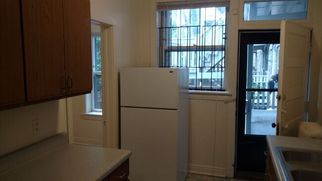 Building Photo - Fantastic Roscoe Village One Bedroom