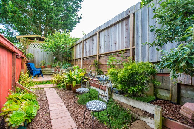 Building Photo - 1855 10th Ave